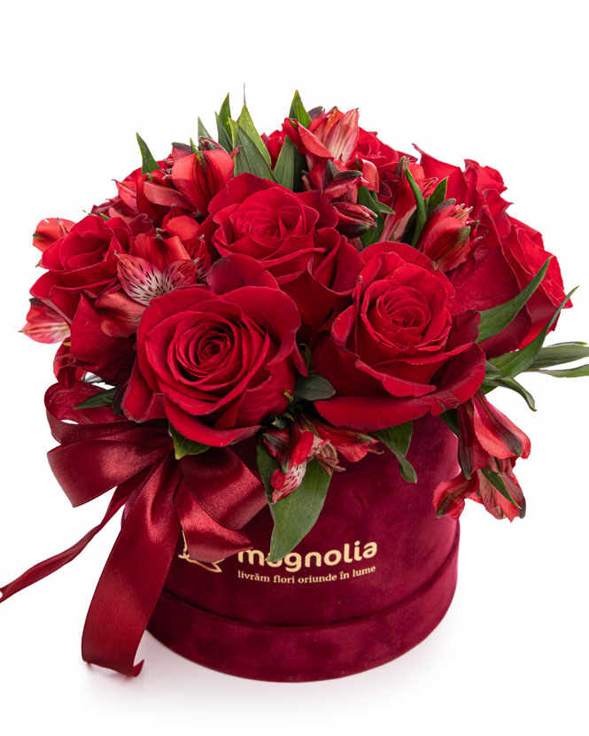 Aranjament trandafiri rosii in cutie catifelata Lovely